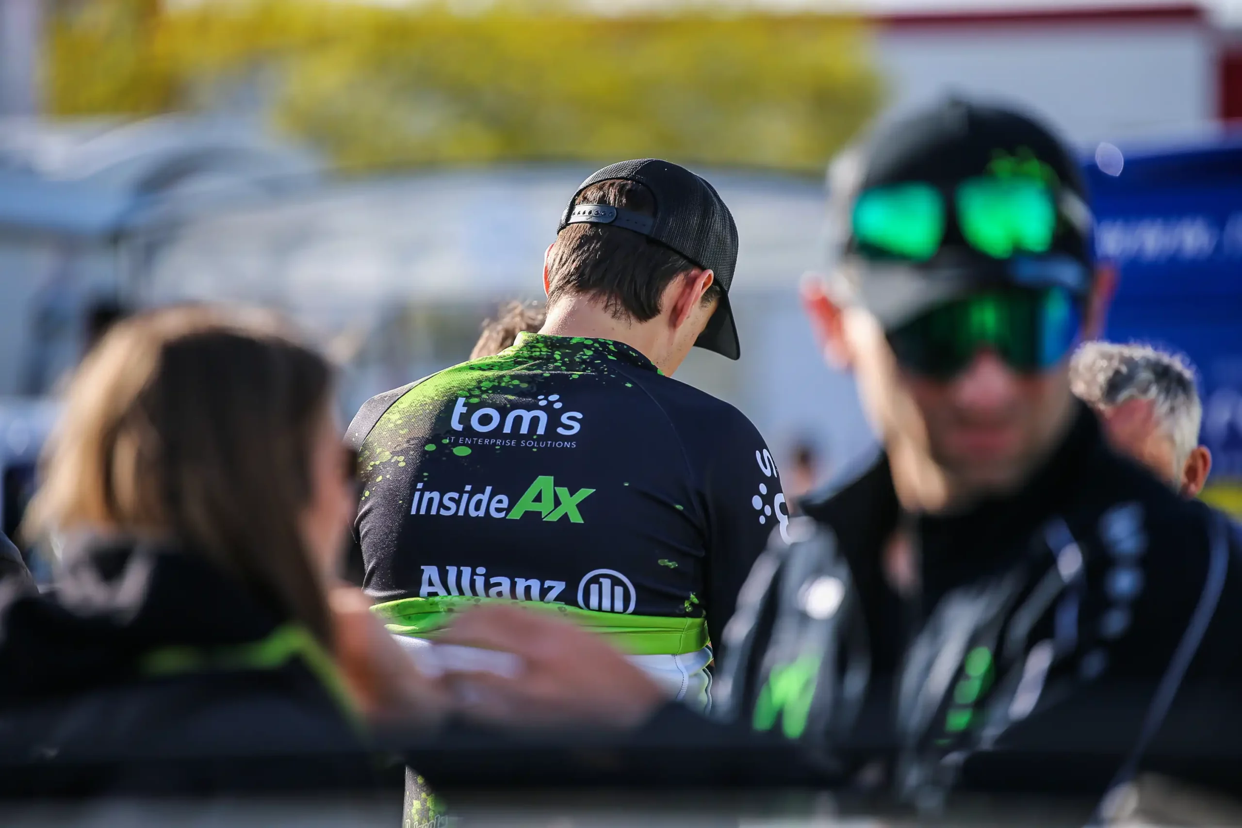 Radrennfahrer des TOMORIS Ultracyclingteam bei der Vorbereitung auf das Rennen – Sponsoring durch TOMORIS GmbH