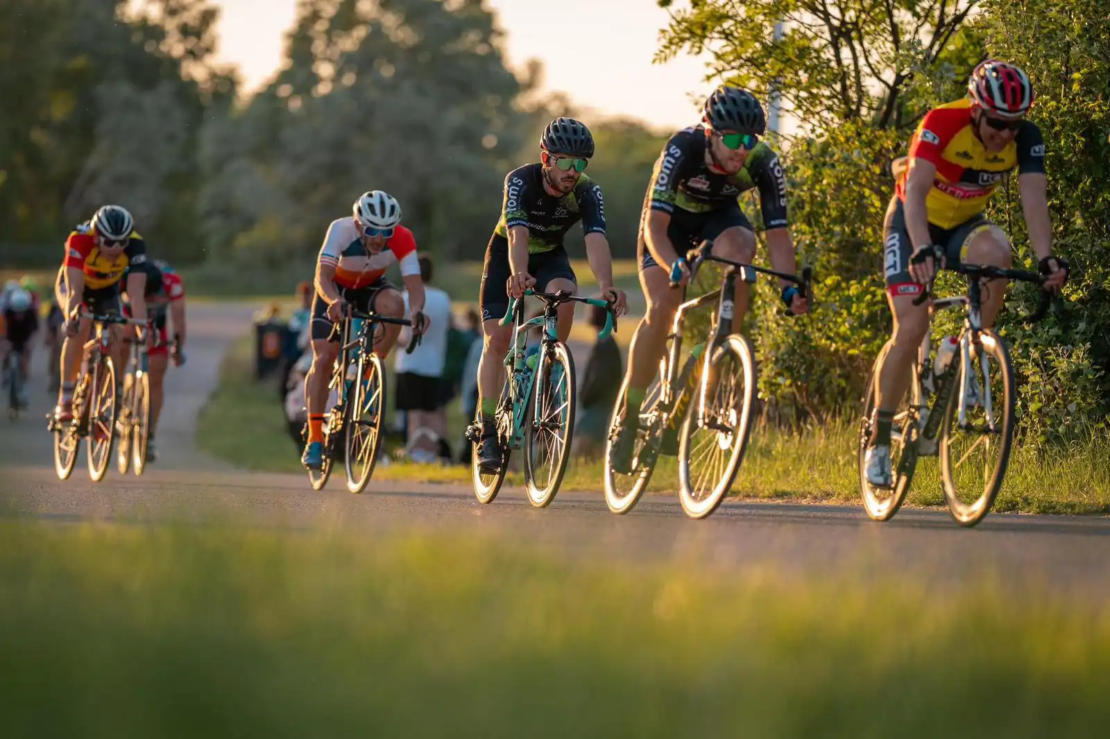 Fahrer des TOMORIS Ultracyclingteam führen das Feld in einem Straßenrennen – Sponsoring durch TOMORIS GmbH